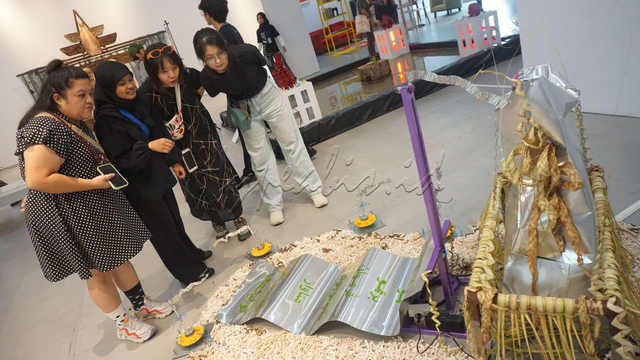 Pengunjung mengamati karya seni yang dipamerkan di&nbsp;Jakarta Biennale 2024 di Kompleks Taman Ismail Marzuki Jakarta dan ruang kolektif lain yang tergabung dalam Majelis Jakarta, Selasa (1/10/2024).&nbsp;