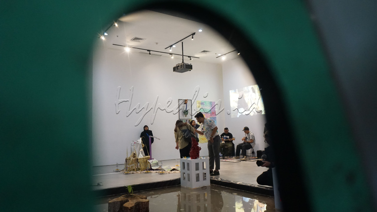 Salah satu proyek utama yang disajikan di Jakarta Biennale 2024 adalah <em>Topography of Mirror Cities</em>. Proyek ini mengikutkan enam kota, yaitu Kuala Lumpur, Taipei, Phnom Penh, Bangkok, Jakarta, dan Dhaka.&nbsp;Tahun ini Jakarta Biennale menampilkan <em>Taiwan Special Section</em>, yang memamerkan tiga sub-proyek karya yang dikuratori oleh kurator dan seniman asal Taiwan.