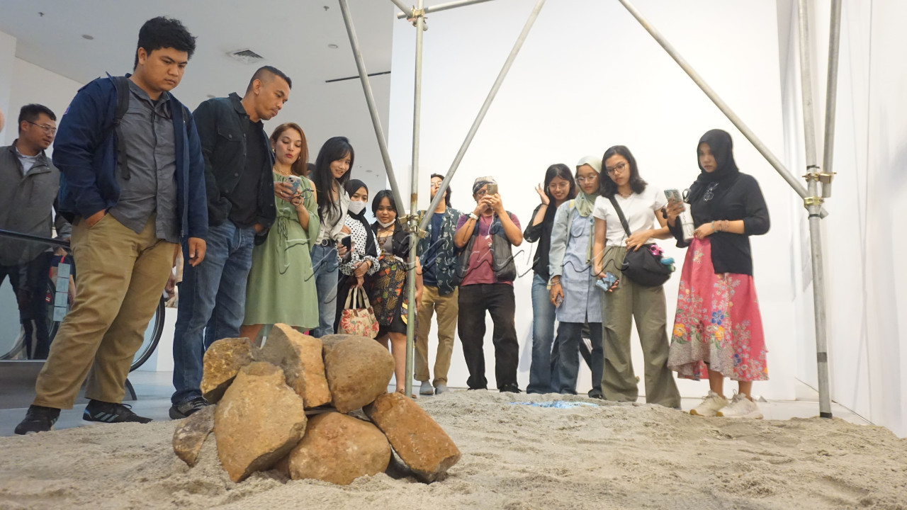 Jakarta Biennale 2024 mengangkat tema yang relevan dengan kondisi saat ini, seperti kemanusiaan, lingkungan hidup, dan perkotaan. Tidak hanya menjadi perayaan 50 tahun kebangkitan seni kontemporer Indonesia, pameran tersebut juga menjadi wadah untuk berbagi pengetahuan, kerja sama internasional dan eksplorasi berbagai tema kontemporer melalui karya seni.<br />
&nbsp;