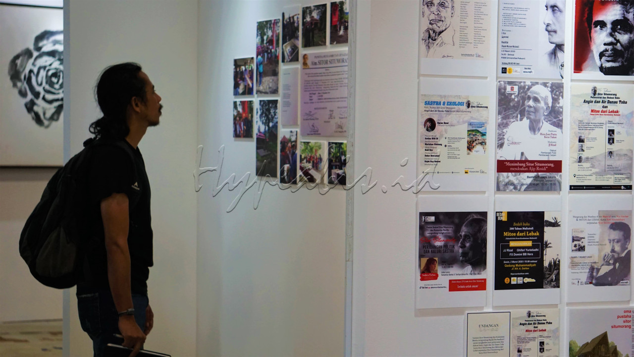 GenHype dapat menikmati berbagai&nbsp;arsip foto, puluhan buku-buku yang berisi puisi, prosa dan drama yang digarap sang maestro sastra tersebut. Pameran ini diselenggarakan&nbsp;pada 2 Oktober hingga 2 November 2024, jangan sampai ketinggalan ya!<br />
<br />
Editor : Yayus Yuswoprihanto
