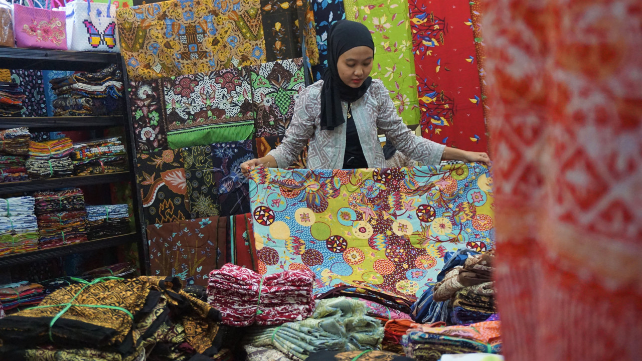 Buat GenHype yang ingin berburu berbagai jenis kerajinan dan kain khas dari berbagai daerah bisa mengunjungi pameran ini hingga 6 Oktober 2024. Jam buka pameran pada pukul 10:00 - 22:00 WIB dengan harga tiket masuk Rp25.000.<br />
<br />
Editor : Yayus Yuswoprihanto