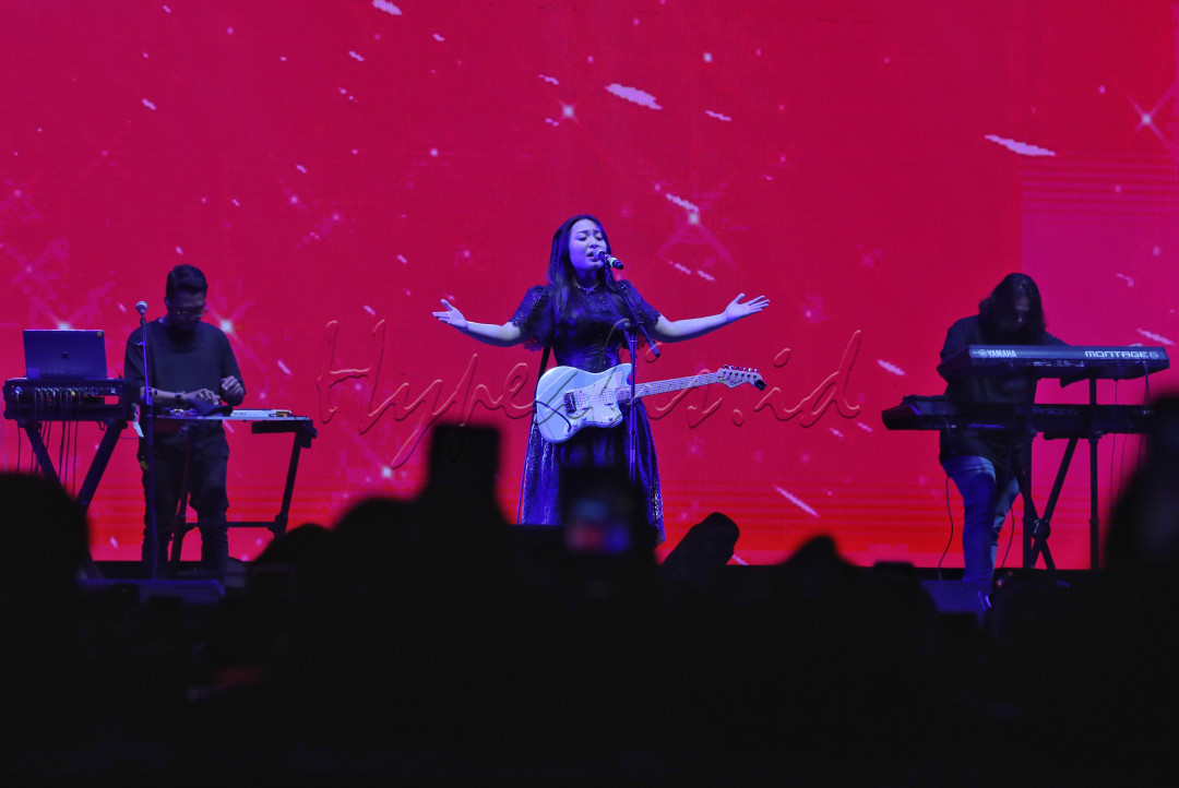 Penyanyi muda asal kota Surabaya ini tampil untuk pertama kalinya di Synchronize Fest 2024. Aksi panggung Bernadya ditunggu-tunggu oleh para penggemarnya yang sebagian besar adalah kaum muda.