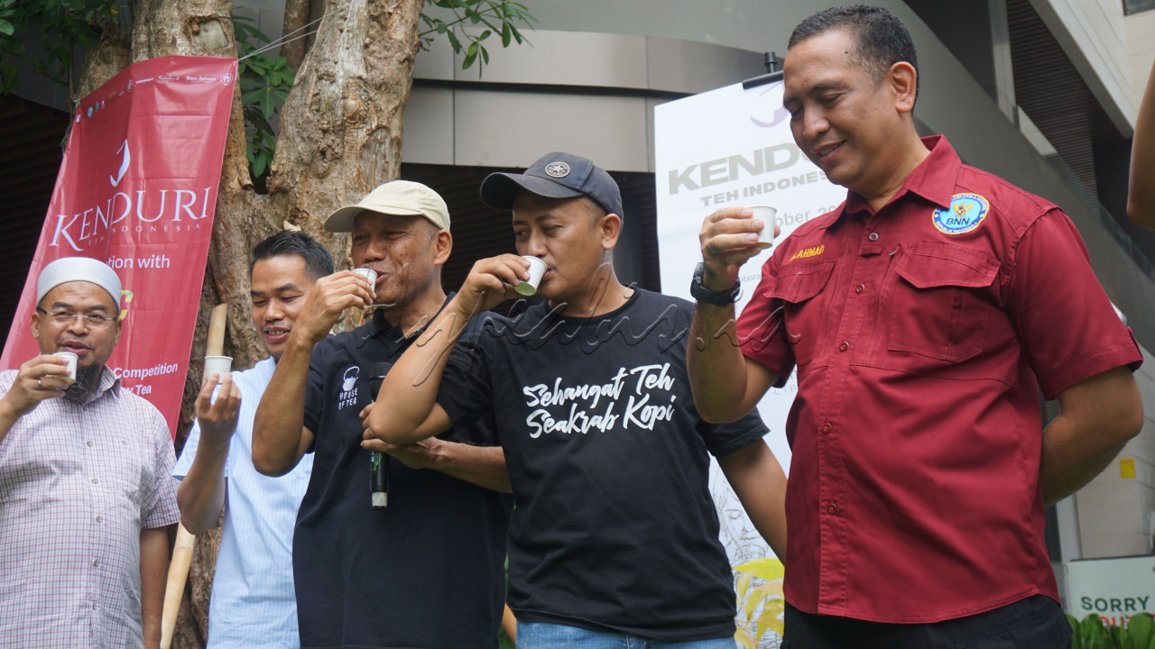 Pada sesi pembukaan para tamu undangan minum teh secara bersama-sama sebagai simbolisasi dimulainya acara Kenduri Teh selama dua hari.&nbsp;