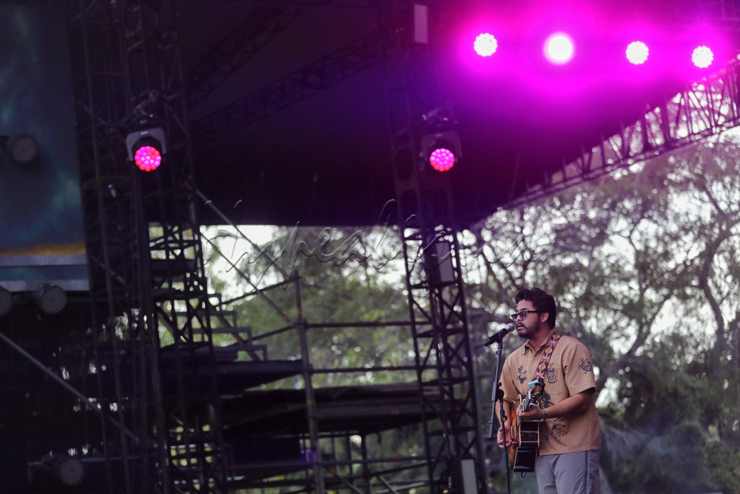 Penyanyi Nadhif Basalamah tampil pada Synchronize Fest 2024 di Jakarta, Jumat (4/10/2024). Dalam penampilannya, Nadhif membawakan sejumlah lagu seperti Bersimpuh, Tiba-tiba Jumat lagi dan Penjaga Hati.