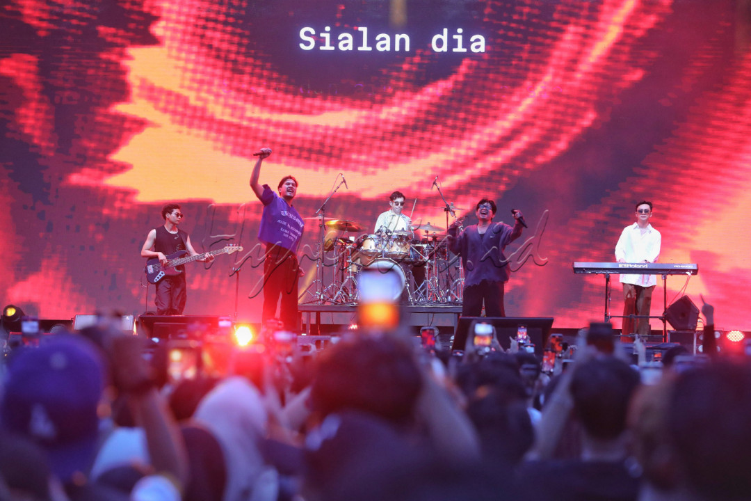 Grub Musik Juicy Luicy tampil di acara Synchronize Fest 2024 di Jakarta, Jumat (4/10/2024). Juicy Luicy&nbsp;yang beranggotakan 5 orang yaitu Julian Kaisar, Denis Ligia, Zamzam Y.M, Dwi Nugroho, dan Bina Bagja tersebut membawakan sejumlah lagu hitsnya seperti Asing, Hahaha dan Sialan.<br />
<br />
&nbsp;
