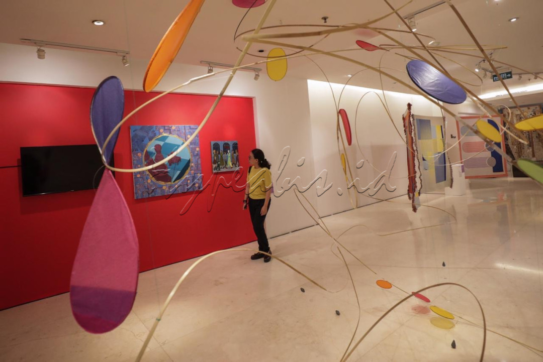 Pengunjung melihat karya yang ditampilkan dalam pameran Indonesian Contemporary Art &amp; Design (ICAD) ke-14 di Hotel Grandkemang, Jakarta, Rabu (9/10/2024).