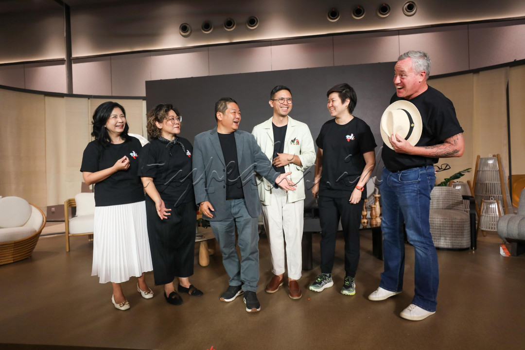 Direktur Agung Sedayu Group &amp; Direktur Indonesia Design District (IDD) Soesilawati (dari kiri), Komite Indonesia Design Week (IDW) Santi Alaysius, Direktur Agung Sedayu Group Ipeng Widjojo, Kurator &amp; Desainer Alvin Tjitrowirjo, Managing Director PT Bika Graha Mandiri Karina Lukmito Cheung, dan Komite IDW Dj Mear di sela-sela konferensi pers Indonesia Design Week (IDW) 2024 di kawasan Pantai Indak Kapuk (PIK) 2, Tangerang, Banten, Kamis (10/10/2024).