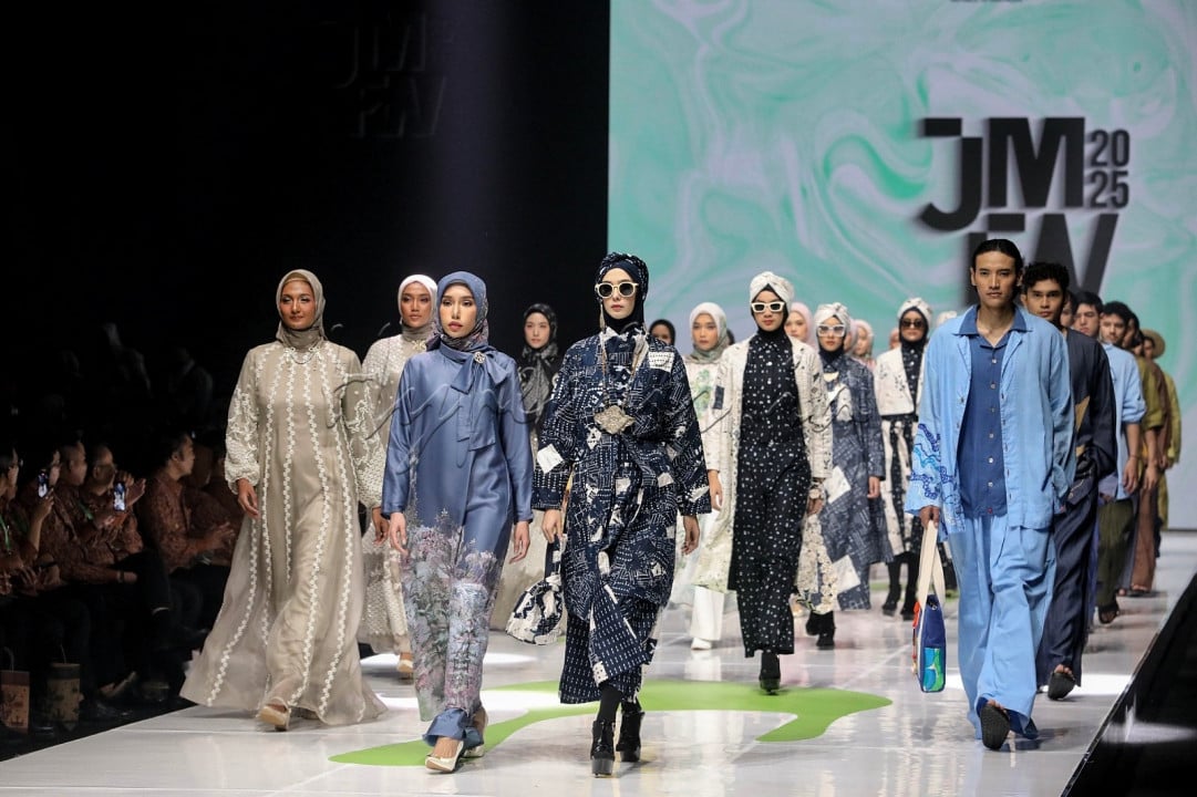 Model memperagakan busana muslim di ajang Jakarta Muslim Fashion Week (JMFW) 2025 di Indonesia Convention Exibition (ICE) BSD, Serpong, Kabupaten Tangerang, Banten, Rabu (9/10/2024). JMFW 2025 diselenggarakan hingga 14 Oktober 2024.<br />
&nbsp;