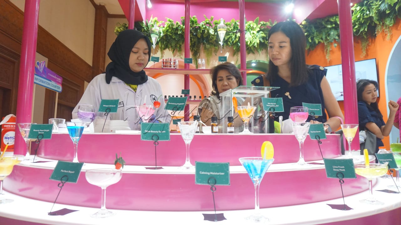 Pengunjung mencoba produk kecantikan yang ada di stan&nbsp;Cosmobeaut Indonesia 2024 di&nbsp;Jakarta Convention Center (JCC), Jakarta. Cosmobeaut Indonesia 2024 menampilkan ragam inovasi terkini dalam bidang estetika, kosmetik, rambut, kuku, spa, dan juga kesehatan.