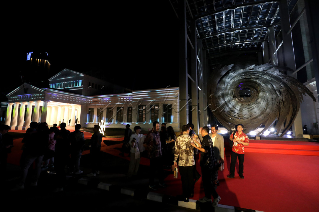 Hari itu Museum Nasional (MNI) Indonesia terlihat sangat sibuk. Setelah pagi hari dilaksanakan press tour yang diikuti puluhan wartawan, setiap sudut MNI kembali dipenuhi geliat para pecinta seni dan sejarah pada malam hari. Suasana berbeda dengan beberapa waktu terakhir yang sepi dan lengang, ketika revitalisasi dilakukan pasca kebakaran setahun silam.