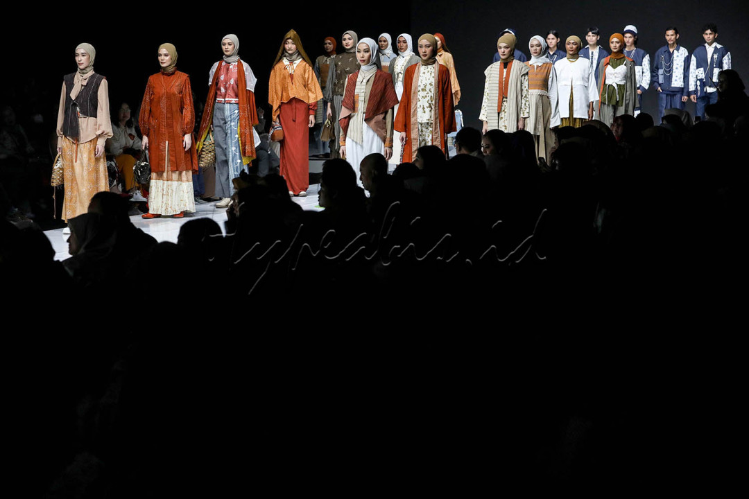 Model memperagakan busana persembahan Jogja Fashion Dunia di ajang Jakarta Muslim Fashion Week (JMFW) 2025 di Indonesia Convention Exibition (ICE) BSD, Serpong, Kabupaten Tangerang, Banten, Sabtu (12/10/2024). Jakarta Muslim Fashion Week hari ke-4 diisi oleh peragaan busana persembahan Jogja Fashion Dunia dengan menampilkan karya sejumlah nama seperti Lia Mustofa, Sugeng Waskito, dan Dewi Roesdji X Djoen Leather.&nbsp;