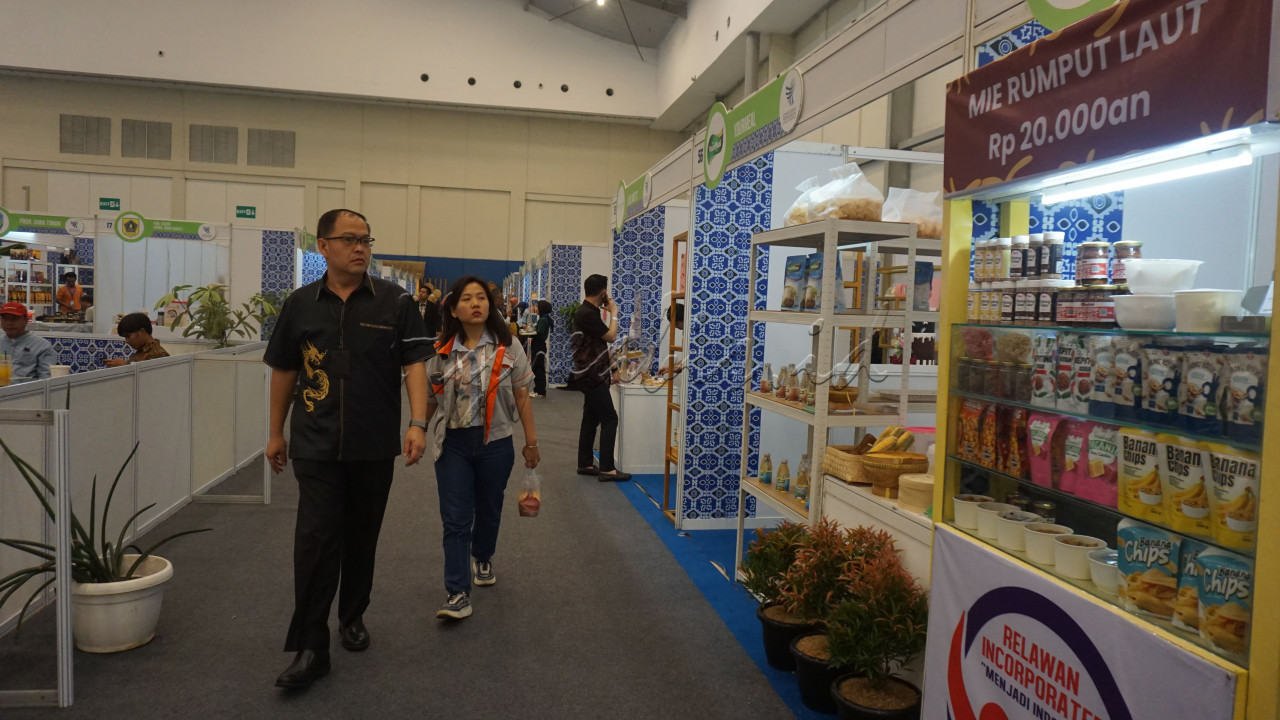 Pengunjung berada di dekat stan peserta&nbsp;pameran Pangan Nusa 2024 di ICE BSD, Tangerang, Banten, Sabtu (12/10/2024). Pameran tahunan yang diselenggarakan oleh&nbsp; Kementerian Perdagangan ini menghadirkan kuliner serta pangan khas unggulan dari 34 provinsi.