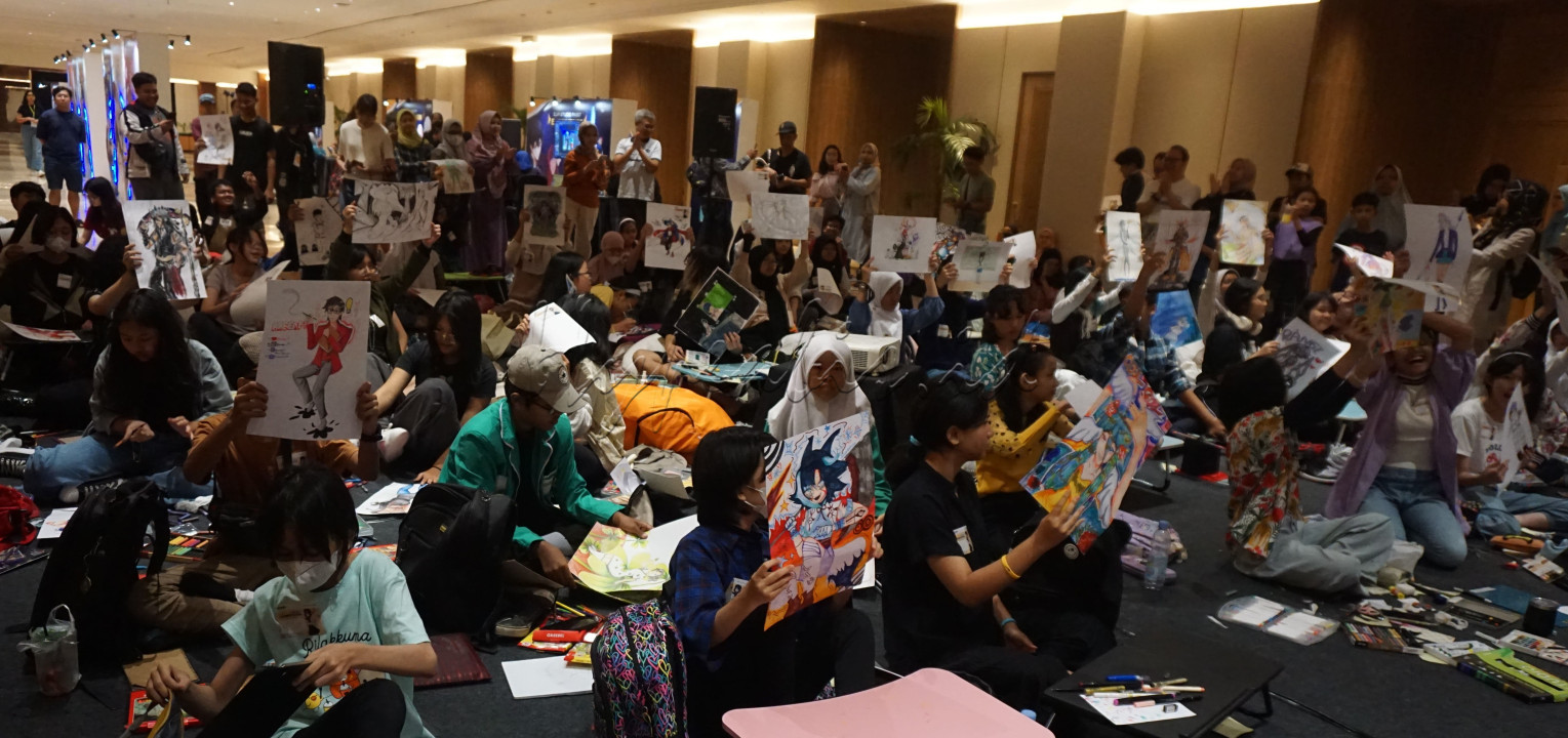 Para peserta <em>character drawing competition</em> Kisai Expo 2024 tengah menciptakan karakter unik ke dalam gambar masing-masing pada unjuk kreativitas di JCC, Jakarta, Minggu (13/10/2024).