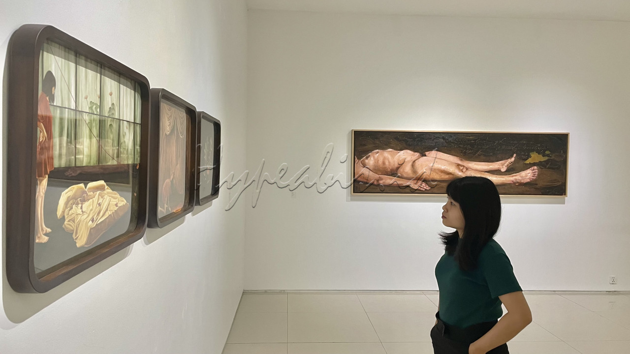 Pengunjung terlihat fokus memandangi karya seni&nbsp;pameran bertajuk 'Nonalog' di BAIK Art Gallery, Kebayoran Lama, Jakarta Selatan pada Selasa (15/10/2024).