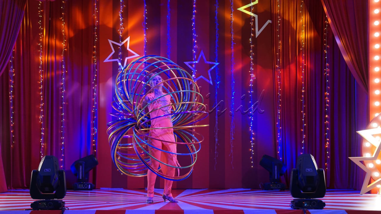 Pemain sirkus dari Rusia unjuk ketangkasan memainkan&nbsp;<em>hula hoops</em>&nbsp;pada Sparktacular Circus Carnival di The Park Pejaten, Jakarta.
