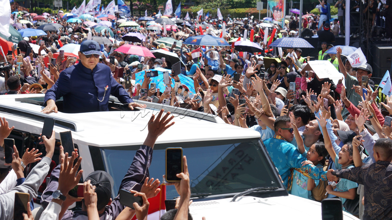 Presiden Prabowo Subianto menyapa masyarakat saat melintas di kawasan Bundaran HI, Jakarta, Minggu (20/10/2024). MPR melantik Presiden&nbsp;Prabowo Subianto dan Wakil Presiden Gibran Rakabuming Raka untuk periode 2024-2029.
