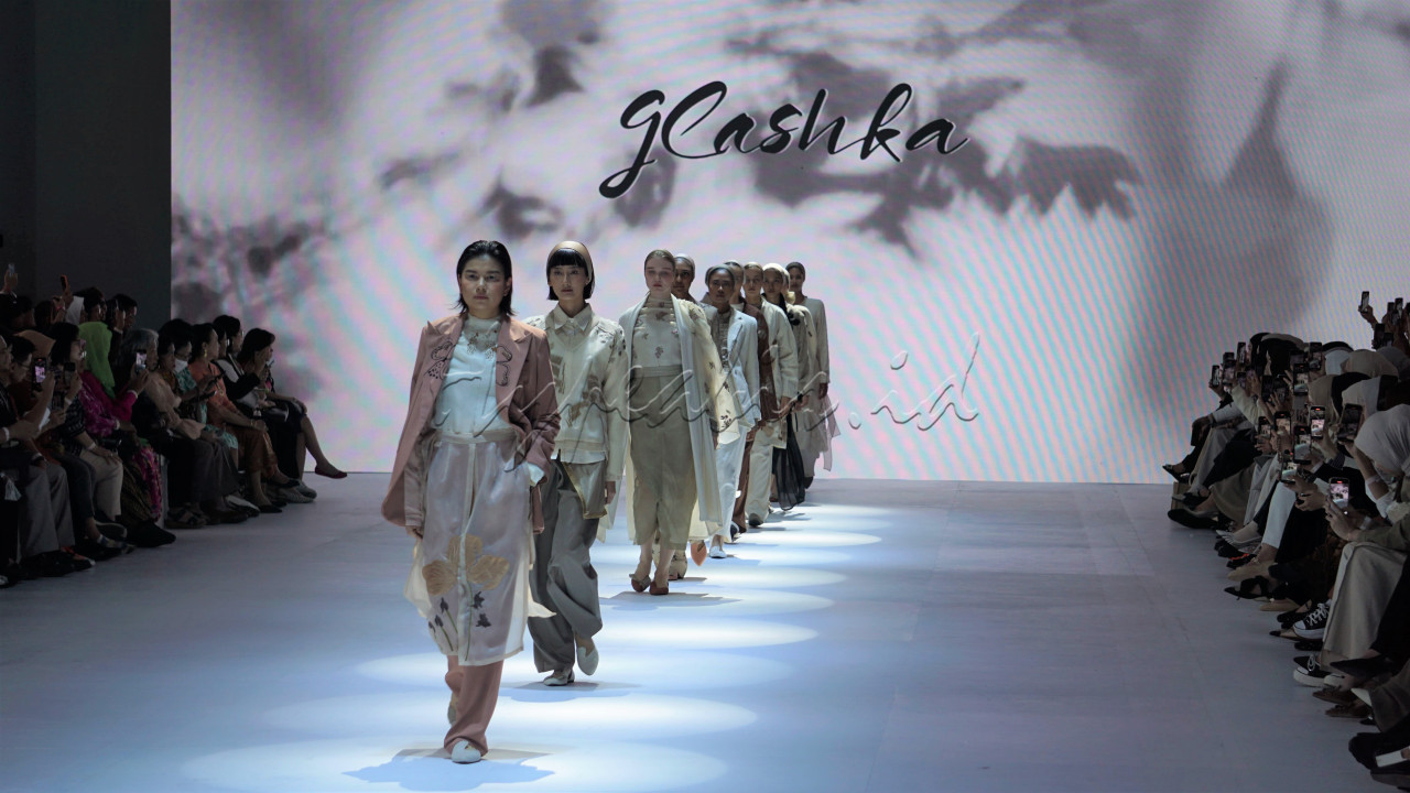 Model mengenakan busana karya perancang Glashka pada ajang Jakarta Fashion Week 2025 di Pondok Indah Mall 3, Jakarta, Senin (21/10/2024).