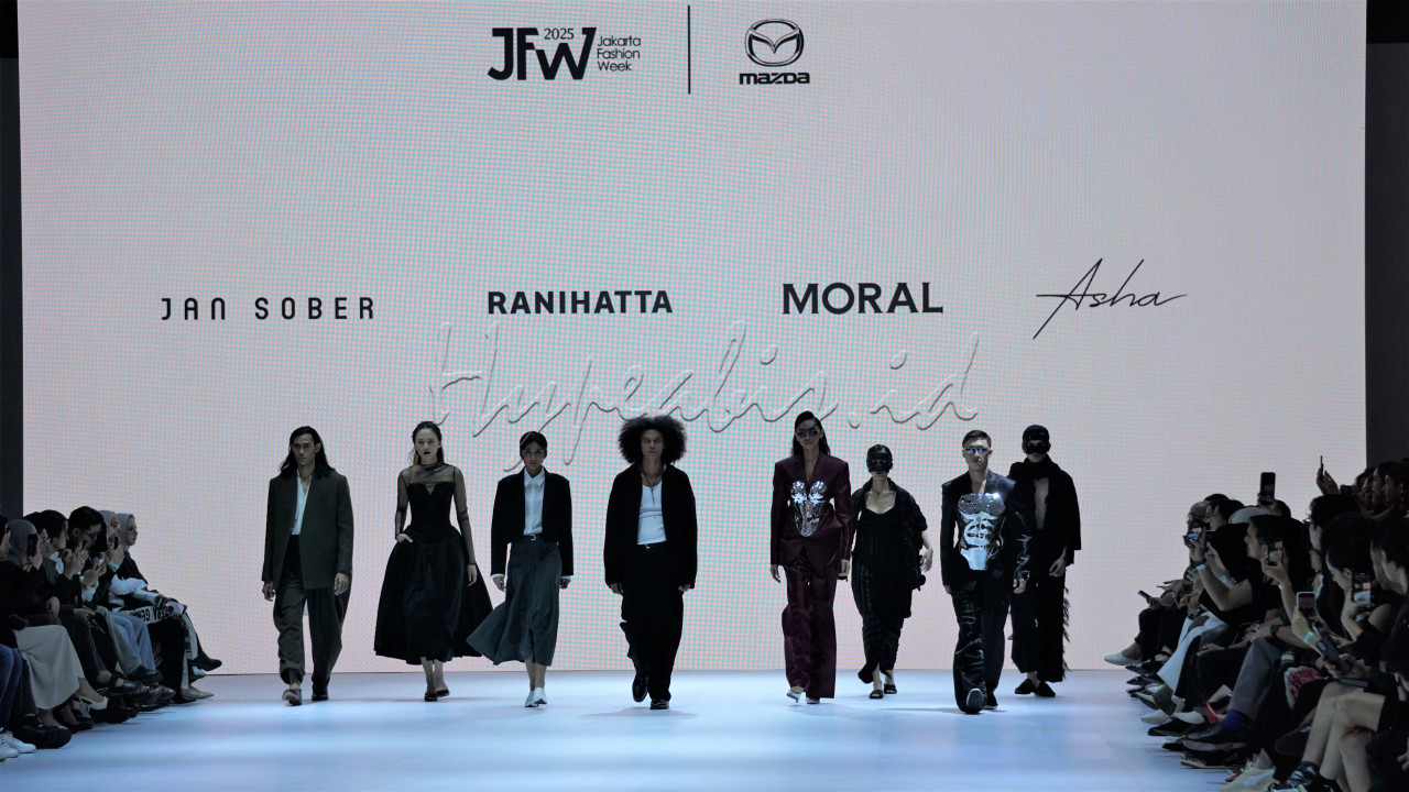 Peragawan dan peragawati berjalan di atas panggung Jakarta Fashion Week (JFW) 2025 di Pondok Indah Mall 3, Jakarta, Senin (21/10/2024). JFW 025 memperoleh dukungan dari Mazda Indonesia yang berkolaborasi dengan empat perancang busana Tanah Air yakni Asha, Studio Moral, Jan Sober, dan Rani Hatta.