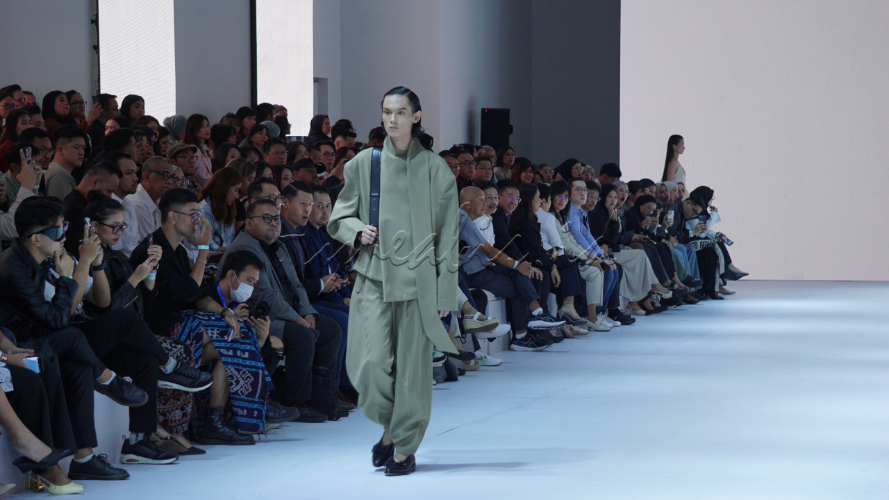 Tahun ini, JFW 2025 berfokus pada misi spesifik untuk melestarikan warisan budaya Indonesia dengan cara mengintegrasikan berbagai elemen tradisional ke dalam desain modern.