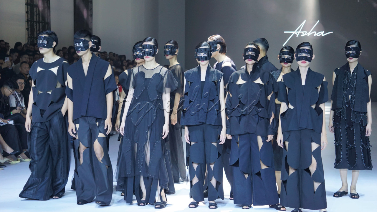 Seperti desainer Asha yang memadukan topeng hitam yang dikenakan semua model saat memeragakan karya busananya. Hal ini dilakukan sang perancang dengan tujuan memperkuat gaya futuristik koleksi busananya dalam merepresentasikan visi dari Mazda sendiri.<br />
<br />
Editor : Yayus Yuswoprihanto<br />
&nbsp;