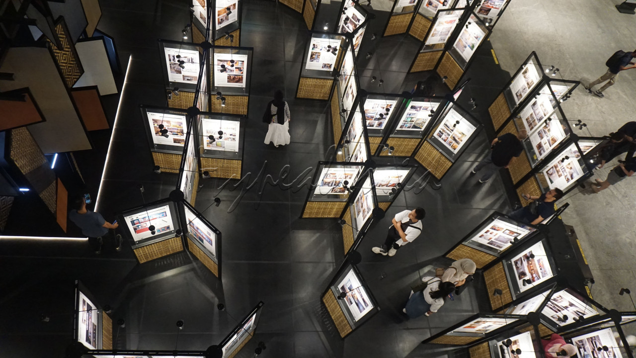 Pengunjung mengamati instalasi pameran&nbsp;Indonesia Interior Design Festival (JIDF) 2024 di&nbsp;Ashta District 8, Jakarta. JIDF merupakan acara tahunan yang diadakan untuk membuktikan para desainer interior mampu melewati tantangan perubahan teknologi yang cepat.