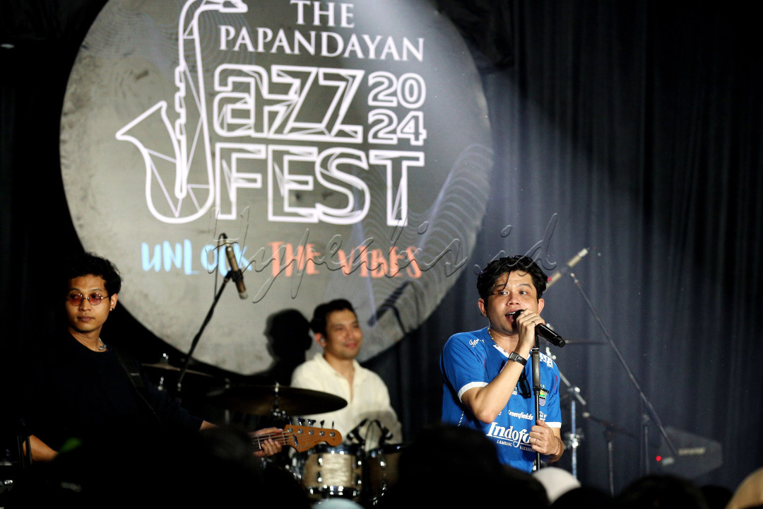 Band yang digawangi oleh Julian Kaisar (vokal), Denis Ligia (gitar), Zamzam Y.M (saxophone), Dwi Nugroho (drum), dan Bina Bagja (bass) ini membawakan lagu hits mereka antara lain Lampu Kuning, Tampar, Lantas, Hahaha, hingga Sialan.