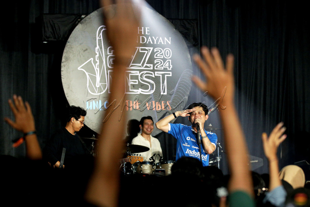 Meski bukan mengusung genre musik jaz, penonton dari berbagai generasi yang memadati TPJF 2024 menikmati musik <em>easy listening</em> dari Juicy Luicy.&nbsp;