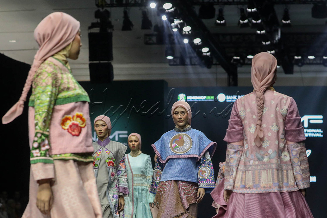 Model memperagakan busana muslim di ajang Indonesia International Modest Fashion Festival (IN2MF) di Jakarta Convention Center (JCC), Jakarta.&nbsp;IN2MF kali ini menampilkan 1.573 koleksi dari 218 desainer, termasuk desainer internasional dari Malaysia, Afrika Selatan, Australia, dan negara lainnya.&nbsp;