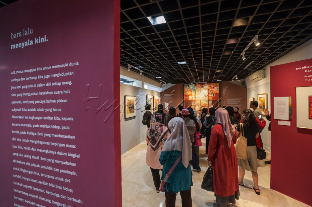 Pameran bertajuk&nbsp;Unexpected tersebut berlangsung sampai 10 November 2024 dengan menghadirkan puluhan karya dari seniman dan desainer. Tidak hanya itu, ajang itu juga menyajikan satu bagian khusus tribute untuk maestro A.D. Pirous.&nbsp;<br />
<br />
Editor : Yayus Yuswoprihanto