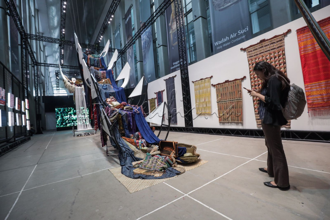 Pengunjung melihat deretan kain yang dipajang dalam pameran The Flying Cloth di Museum Nasional, Jakarta, Selasa (12/11/2024).&nbsp;