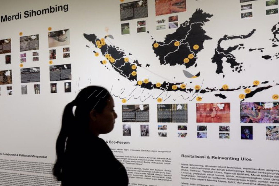 Pameran ini digelar oleh Kementerian Kebudayaan, Indonesian Heritage Agency, dan Museum Nasional Indonesia, dengan menampilkan karya dan kisah inspiratif tentang dedikasi Merdi Sihombing selama 25 tahun dalam melestarikan budaya lokal dan menerapkan prinsip keberlanjutan di dunia fesyen.