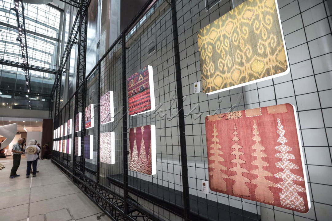 Koleksi wastra yang ditampilkan di pameran ini adalah hasil&nbsp;<em>re-inventing</em>&nbsp;kain tradisional dari berbagai daerah di Tanah Air, yang memadukan inovasi benang, pewarnaan alami, teknik tenun, sulam, songket, dan manik-manik dengan sentuhan kekayaan budaya. Pameran dijadwalkan&nbsp;berlangsung hingga 24 November 2024.<br />
<br />
Editor : Yayus Yuswoprihanto