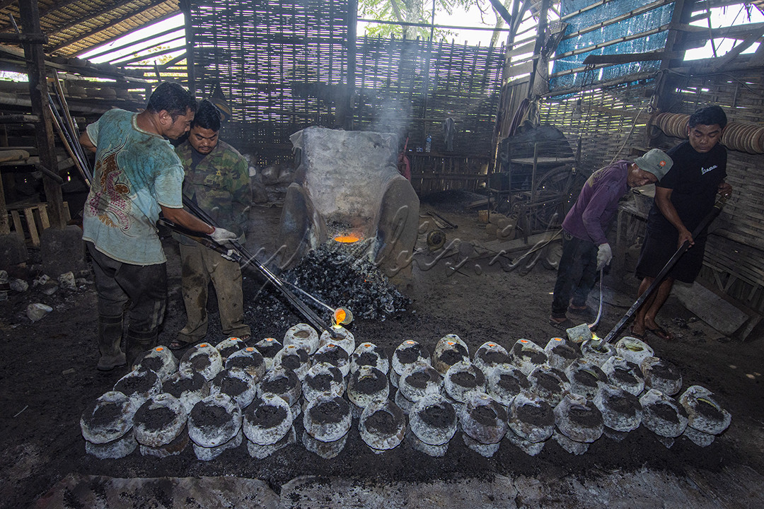 Talempong merupakan alat musik tradisional perkusi dari sumatera Barat, sama seperti gamelan dari jawa terbuat dari paduan kuningan dan besi, yang ditempa melalui proses pembakaran baik itu cetakannya maupun cairannya. Dalam Photo ini adalah sebuah pabrik rumahan pembuat talempong yang berada di nagari Sariak kecamatan Sungai Pua Kabupaten Agam Sumatera Barat. Talempong ini alat musik penting bagi musik tradisional minangkabau untuk acara acara yang bersifat adat, lokal bahkan manca negara dengan cara pengenalan budaya antar negara, bahkan di Malaysia talempong merupakan alat musik tradisinal mereka juga tapi dengan nama Caklempong.<br />
Karena antusias yang tinggi dari berbagai negara akan budaya Indonesia khususnya dari Sumatera Barat, maka permintaan pembuatan alat musik ini juga semakin tinggi, setiap hari pasti ada pembuatan talempong ini walaupun proses nya termasuk lama, karena masih menggunakan cara tradisional. tapi walaupun begitu hasilnya sudah di akui oleh dunia, terbukti dengan selalu ada permintaan dari negara tetangga seperti malaysia , singapura dan lainnya. Dengan ini pulalah perekonomian masyarakat setempat menjadi lebih baik.
