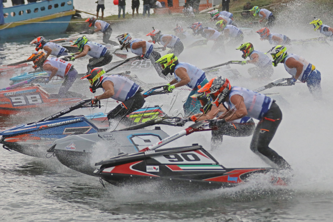 Para pembalap memacu jetskinya pada Race MOTO 1 Aquabike Jetski World Championship 2024 di Danau Toba, Waterfront City Pangururan, Kabupaten Samosir, Provinsi Sumatera Utara pada Sabtu (16/11/2024). Sebanyak 73 pembalap dari 30 negara akan mengikuti ajang Aquabike tahun ini, 10 di antaranya merupakan pembalap asal Indonesia.