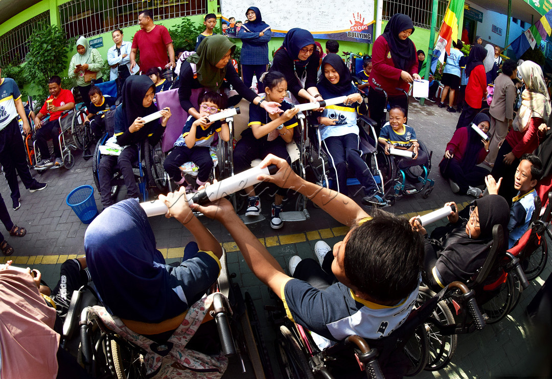 Memeriahkan acara HUT RI ke-79, YPAC Surakarta mengadakan beberapa lomba salah satunya lomba estafet bola. Keceriaan orang tua bersama anak anak membuat persaudaraan semakin erat.