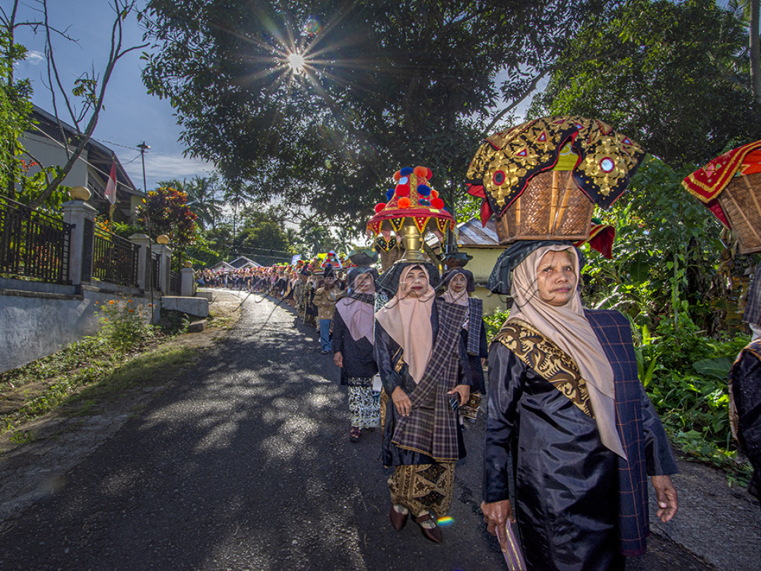 Di Propinsi Sumatera Barat ada yang disebut dengan Nagari.&nbsp;Nagari&nbsp;adalah pembagian wilayah administratif sesudah&nbsp;kecamatan, tepatnya setingkat dengan&nbsp;desa&nbsp;yang berada di Provinsi&nbsp;Sumatra Barat,&nbsp;Indonesia.<br />
Nagari merupakan kesatuan masyarakat hukum yang memiliki batas-batas wilayah yang berwenang untuk mengatur dan mengurus kepentingan masyarakat setempat, berdasarkan asal-usul dan adat istiadat yang diakui dan dihormati dalam sistem pemerintahan Negara Kesatuan Republik Indonesia.<br />
Nagari merupakan kumpulan dari beberapa&nbsp;jorong/korong&nbsp;yang memiliki tujuan dan prinsip yang sama. Nagari dipimpin oleh seorang&nbsp;wali nagari. Wali nagari ini dipilih melalui musyawarah dan mufakat dari berbagai kumpulan Jorong dan masyarakat melalui pemilihan wali nagari (Pilwana)<br />
Disetipa nagari itulah kalau ada acara acara adat, masyarakat sanat antusias untuk meryakannyanya, mereka akan berbondong bondong menjunjung talam yang berisi berbagai macam makanan ke suatu tempat yang telah ditentukan, semua lapisan masyarakat akan ikut serta dalam memeriahkan acara adat ini.