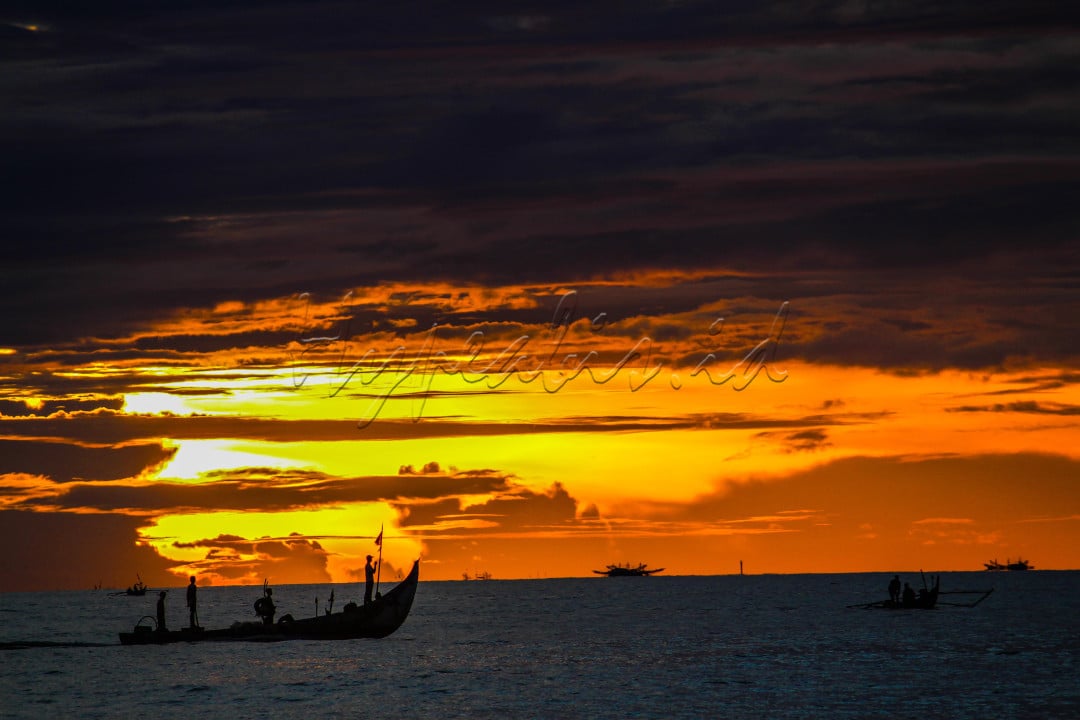 Melaut merupakan kegiatan sebagian besar masyarakat Indonesia yang terdiri dari pulau dan laut. Berangkat senja untuk meraup ikan dilaut dengan persiapan jala tradisional, dengan harapan kembali pagi kedarat dengan ikan yang menumpuk di perahu tradisional nelayan.