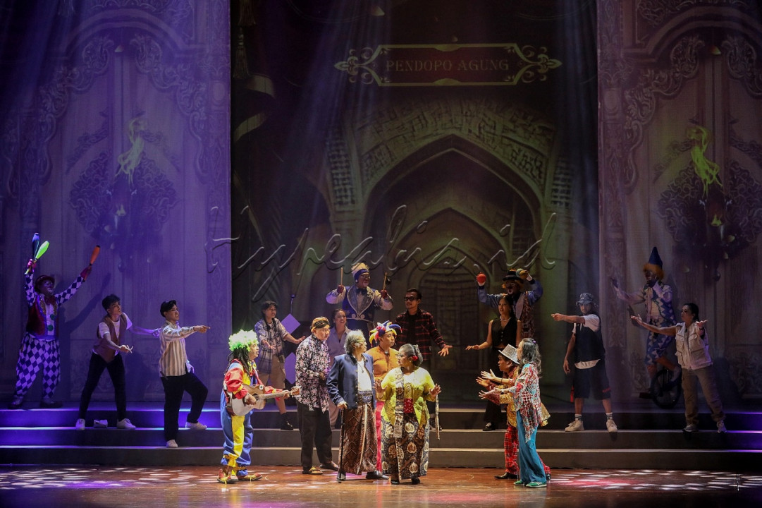 Seniman mementaskan lakon berjudul Putra Sang Maestro di Teater Besar Taman Ismail Marzuki, Jakarta, Kamis (14/11/2024). Pentas tersebut menceritakan tentang seorang seniman badut tua yang akan diberi gelar Sang Maestro. Baginya, gelar maestro tidak layak diterima oleh badut seperti dirinya karena masih banyak seniman atau tokoh lain yang menurutnya lebih pantas menyandang gelar ini. Namun pimpinan kota yang hendak memberikan gelar bersikeras supaya badut senior ini mau menerima gelar Maestro. Alasan si pimpinan, badut selama ini terpinggirkan dan direndahkan sehingga gelar ini merupakan upaya untuk mengangkat profesinya.<br />
&nbsp;