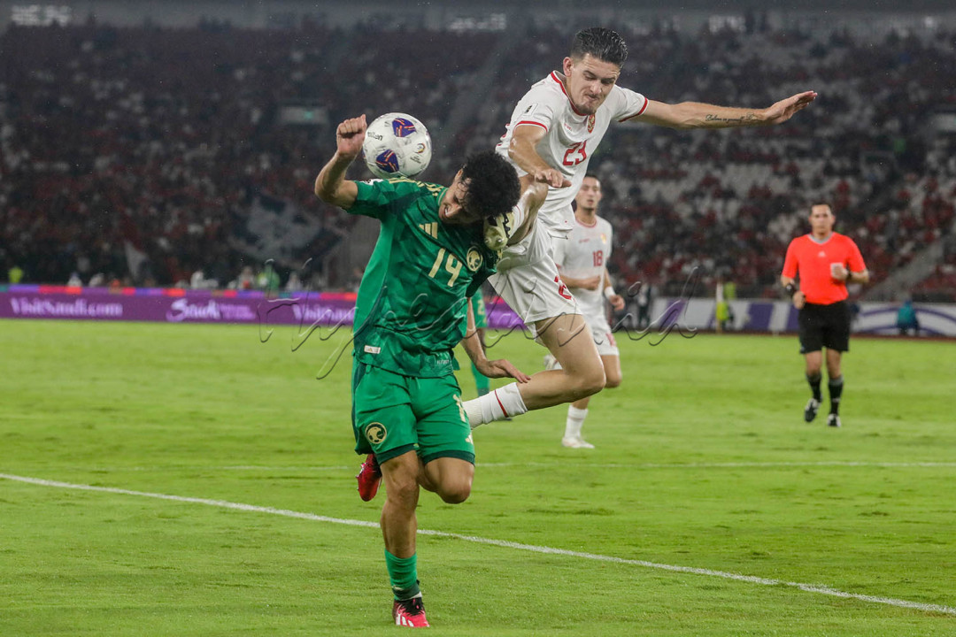 Pemain Timnas Indonesia Justin Hubner (23) berebut bola dengan pemain Timnas Arab Saudi Mohammed Al Qahtani (14) pada pertandingan Grup C putaran ketiga Kualifikasi Piala Dunia 2026 Zona Asia di Stadion Utama Gelora Bung Karno, Senayan, Jakarta, Selasa (19/11/2024). Dalam pertandingan tersebut Indonesia menang dengan skor 2-0.<br />
&nbsp;
