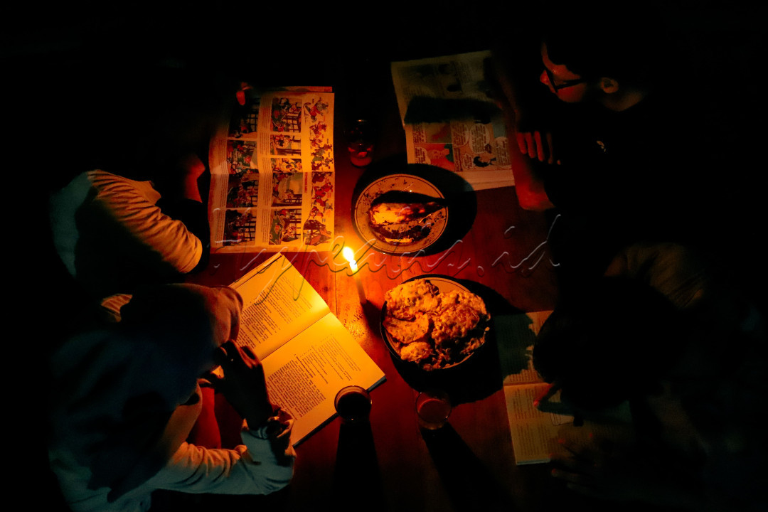 Cahaya kecil, harapan besar. Satu lilin, empat hati. Empat jiwa muda menyala dalam gelapnya malam, membawa semangat dan kesederhanaan yang menyimpan kekuatan besar untuk membangun negeri. Masa depan Indonesia ada di tangan mereka, menjadi inspirasi bagi kita semua.&nbsp;