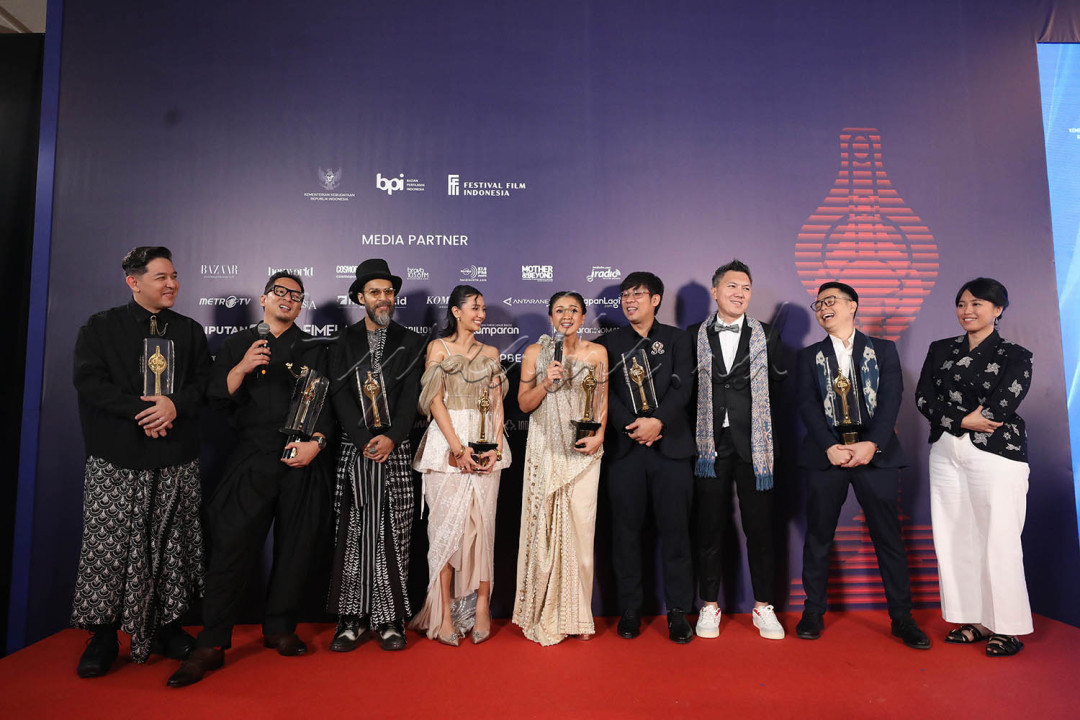 Tim produksi, aktor, dan aktris film Jatuh Cinta Seperti di Film-Film menerima penghargaan kategori Film Cerita Panjang Terbaik FFI 2024 pada Malam Anugerah Piala Citra Festival Film Indonesia (FFI) 2024 di Indonesia Convention Exhibition (ICE) BSD, Tangerang, Banten, Rabu (20/11/2024). Kemenangan film tersebut makin lengkap karena juga menyabet 6 penghargaan lainnya yakni Penulis Skenario Asli Terbaik, Pencipta Lagu Tema Terbaik, Pemeran Utama Pria Terbaik, Pemeran Utama Perempuan Terbaik, Pemeran Pendukung Perempuan Terbaik, dan Pemeran Pendukung Pria Terbaik.&nbsp;