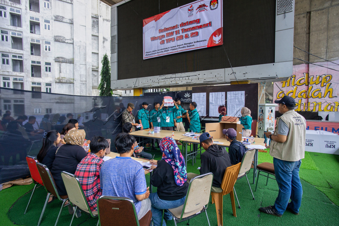 Sejumlah saksi dari para Paslon No 1, 2, dan 3 terlihat sedang menyimak dan memantau hasil penghitungan Suara saat selesai Pencoblosan Pemilihan Presiden di TPS 28 dan 29 RW 11 Tamansari Kota Bandung.&nbsp;<br />
Proses penghitungan suara hasil pemilihan presiden (pilpres) di Indonesia dilakukan secara bertahap, transparan, dan sesuai dengan aturan yang ditetapkan oleh Komisi Pemilihan Umum (KPU). Seperti di Tamansari, tepatnya di taman Film bawah jembatan layang ini salah satunya.<br />
Transparansi dalam politik adalah elemen penting untuk menciptakan pemerintahan yang akuntabel, demokratis, dan dipercaya oleh rakyat. Transparansi berarti bahwa pemerintah dan aktor politik terbuka dalam menyampaikan informasi, proses, dan keputusan kepada publik, sehingga memungkinkan masyarakat untuk memahami dan mengevaluasi kinerja mereka.
