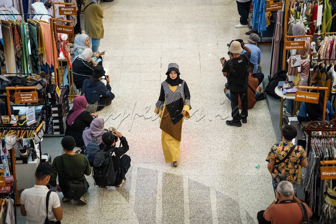 Seorang model fashion sedang bejalan di tengah dan di kanan-kirinya para fotografer yang mengabadikan momen fashion show dan juga terlihat stand-stand UMKM Fashion di acara Bandung Great Sale 2024.&nbsp;Bandung Great Sale 2024 bertujuan untuk meningkatkan daya tarik wisata belanja di Kota Bandung serta mendukung industri kreatif lokal. Melalui acara seperti fashion show, diharapkan produk-produk fashion lokal dapat lebih dikenal dan diminati oleh seluruh lapisan masyarakat.<br />
Dan&nbsp;Bandung Great Sale (BGS) ini adalah program promosi tahunan yang dirancang untuk mendorong Perekonomian Kota Bandung, khususnya di sektor Perdagangan, Pariwisata, dan Ekonomi Kreatif. Acara ini memberikan dampak positif yang signifikan terhadap berbagai aspek Ekonomi, baik bagi pelaku usaha maupun masyarakat luas.
