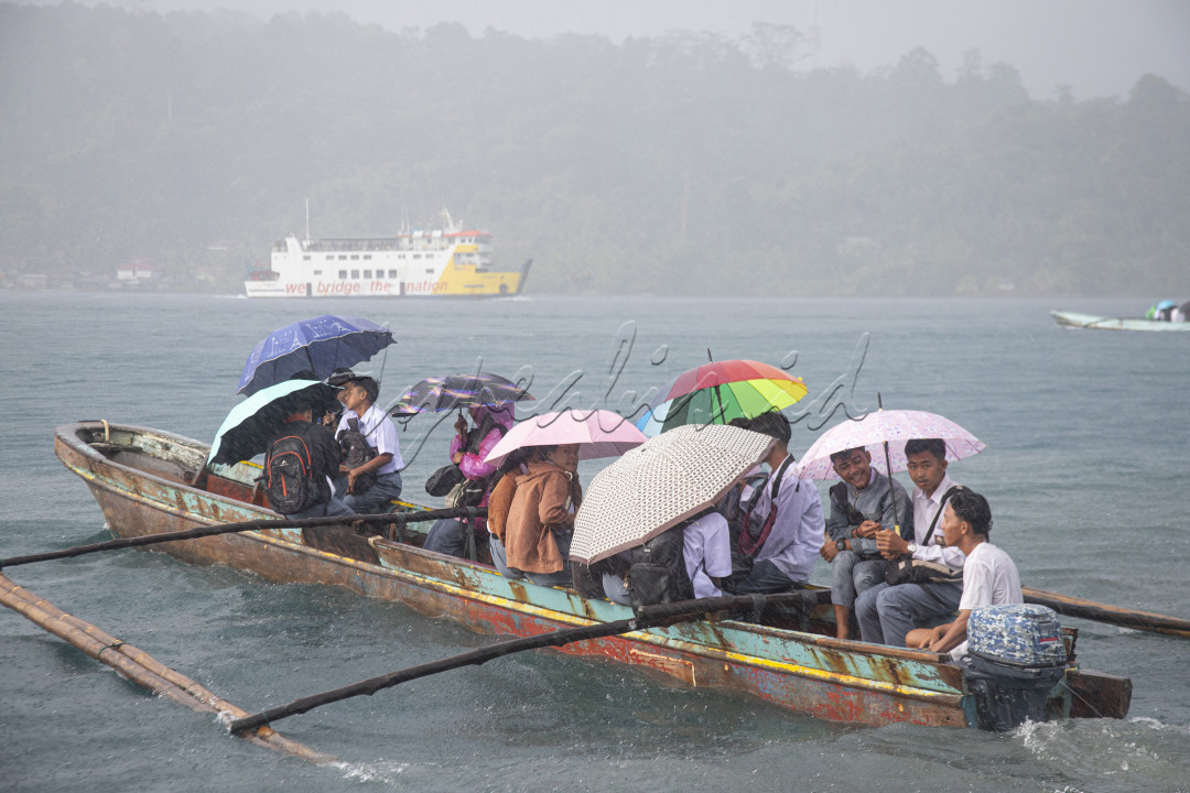 Hujan bukan halangan bagi para pelajar SMA Negeri 1 Pagai Utara Selatan menyebrangi selat Pagai dengan perahu menunju sekolah mereka di Pulau Pagai Utara, Kabupaten Kepulauan Mentawai, Sumbar, Senin (19/8/2024). Setiap hari pelajar-pelajar yang berasal dari Pulau Pagai utara ini menyeberang dengan perahu menuju sekolah mereka yang berada di Pulau Pagai Selatan.