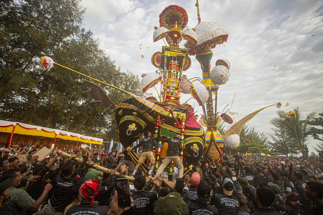 Ritual dua tabuik dihoyak (diangkat bersama-sama) dan dibuang ke laut pada Festival Tabuik Pariaman di Pariaman, Sumbar, Minggu (21/7/2024). Festival Tabuik yang diadakan setiap tahun di Pariaman merupakan tradisi untuk mengenang kesyahidan cucu Nabi Muhammad SAW, yang gugur dalam pertempuran Karbala pada tahun 680 Masehi.