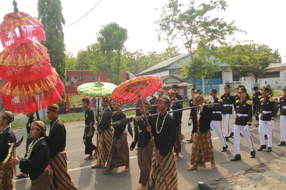 Gambar ini diambil pada saat acara kirab merah putih di Pondok Pesantren Manba'ul Hikmah, Wonogiri. Kirab Merah Putih adalah acara pawai yang mengadaptasi budaya dari seluruh Indonesia yang bertujuan untuk meningkatkan rasa cinta tanah air khususnya untuk santri Pondok Pesantren Manba'ul Hikmah dan umumnya untuk masyarakat Kecamatan Selogiri, Kabupaten Wonogiri. Kirab Merah Putih juga bertujuan untuk melestarikan adat istiadat khususnya di tanah Jawa. Di dalam pawai tersebut terdapat banyak unsur budaya seperti : Benda pusaka berwuju keris dan tombak, gunungan, bendera merah putih sepanjang 29 meter, yang mana 29 merupakan umur dari ulang tahun Pondok Pesantren Manba'ul Hikmah saat itu, Baju Adat dari seluruh Indonesia, kostum kreasi dan lain sebagainya. Di penghujung acara terdapat beberapa penampilan seperti Fashion Show, Drumb band, Pertunjukan Peratutan Baris Berbaris Variasi (PBBV) Pencak Silat Pagar Nusa, dan terakhir Reog Ponorogo.