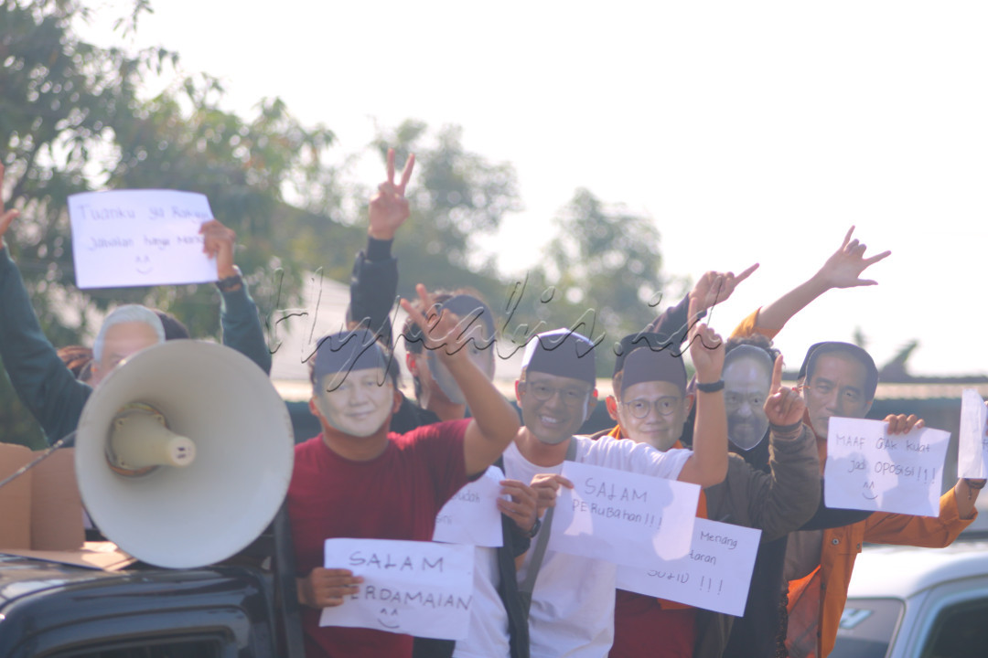 Gambar ini diambil pada saat acara kirab merah putih di Pondok Pesantren Manba'ul Hikmah, Wonogiri. Kirab Merah Putih adalah acara pawai yang mengadaptasi budaya dari seluruh Indonesia yang bertujuan untuk meningkatkan rasa cinta tanah air khususnya untuk santri Pondok Pesantren Manba'ul Hikmah dan umumnya untuk masyarakat Kecamatan Selogiri, Kabupaten Wonogiri. Kirab Merah Putih juga bertujuan untuk melestarikan adat istiadat khususnya di tanah Jawa. Di dalam pawai tersebut terdapat banyak unsur budaya seperti : Benda pusaka berwuju keris dan tombak, gunungan, bendera merah putih sepanjang 29 meter, yang mana 29 merupakan umur dari ulang tahun Pondok Pesantren Manba'ul Hikmah saat itu, Baju Adat dari seluruh Indonesia, kostum kreasi dan lain sebagainya. Di penghujung acara terdapat beberapa penampilan seperti Fashion Show, Drumb band, Pertunjukan Peratutan Baris Berbaris Variasi (PBBV) Pencak Silat Pagar Nusa, dan terakhir Reog Ponorogo.