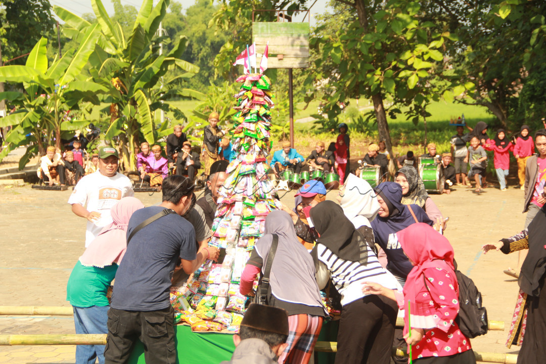 Gambar ini diambil pada saat acara kirab merah putih di Pondok Pesantren Manba'ul Hikmah, Wonogiri. Kirab Merah Putih adalah acara pawai yang mengadaptasi budaya dari seluruh Indonesia yang bertujuan untuk meningkatkan rasa cinta tanah air khususnya untuk santri Pondok Pesantren Manba'ul Hikmah dan umumnya untuk masyarakat Kecamatan Selogiri, Kabupaten Wonogiri. Kirab Merah Putih juga bertujuan untuk melestarikan adat istiadat khususnya di tanah Jawa. Di dalam pawai tersebut terdapat banyak unsur budaya seperti : Benda pusaka berwuju keris dan tombak, gunungan, bendera merah putih sepanjang 29 meter, yang mana 29 merupakan umur dari ulang tahun Pondok Pesantren Manba'ul Hikmah saat itu, Baju Adat dari seluruh Indonesia, kostum kreasi dan lain sebagainya. Di penghujung acara terdapat beberapa penampilan seperti Fashion Show, Drumb band, Pertunjukan Peratutan Baris Berbaris Variasi (PBBV) Pencak Silat Pagar Nusa, dan terakhir Reog Ponorogo.