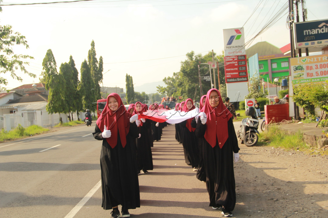 Gambar ini diambil pada saat acara kirab merah putih di Pondok Pesantren Manba'ul Hikmah, Wonogiri. Kirab Merah Putih adalah acara pawai yang mengadaptasi budaya dari seluruh Indonesia yang bertujuan untuk meningkatkan rasa cinta tanah air khususnya untuk santri Pondok Pesantren Manba'ul Hikmah dan umumnya untuk masyarakat Kecamatan Selogiri, Kabupaten Wonogiri. Kirab Merah Putih juga bertujuan untuk melestarikan adat istiadat khususnya di tanah Jawa. Di dalam pawai tersebut terdapat banyak unsur budaya seperti : Benda pusaka berwuju keris dan tombak, gunungan, bendera merah putih sepanjang 29 meter, yang mana 29 merupakan umur dari ulang tahun Pondok Pesantren Manba'ul Hikmah saat itu, Baju Adat dari seluruh Indonesia, kostum kreasi dan lain sebagainya. Di penghujung acara terdapat beberapa penampilan seperti Fashion Show, Drumb band, Pertunjukan Peratutan Baris Berbaris Variasi (PBBV) Pencak Silat Pagar Nusa, dan terakhir Reog Ponorogo.