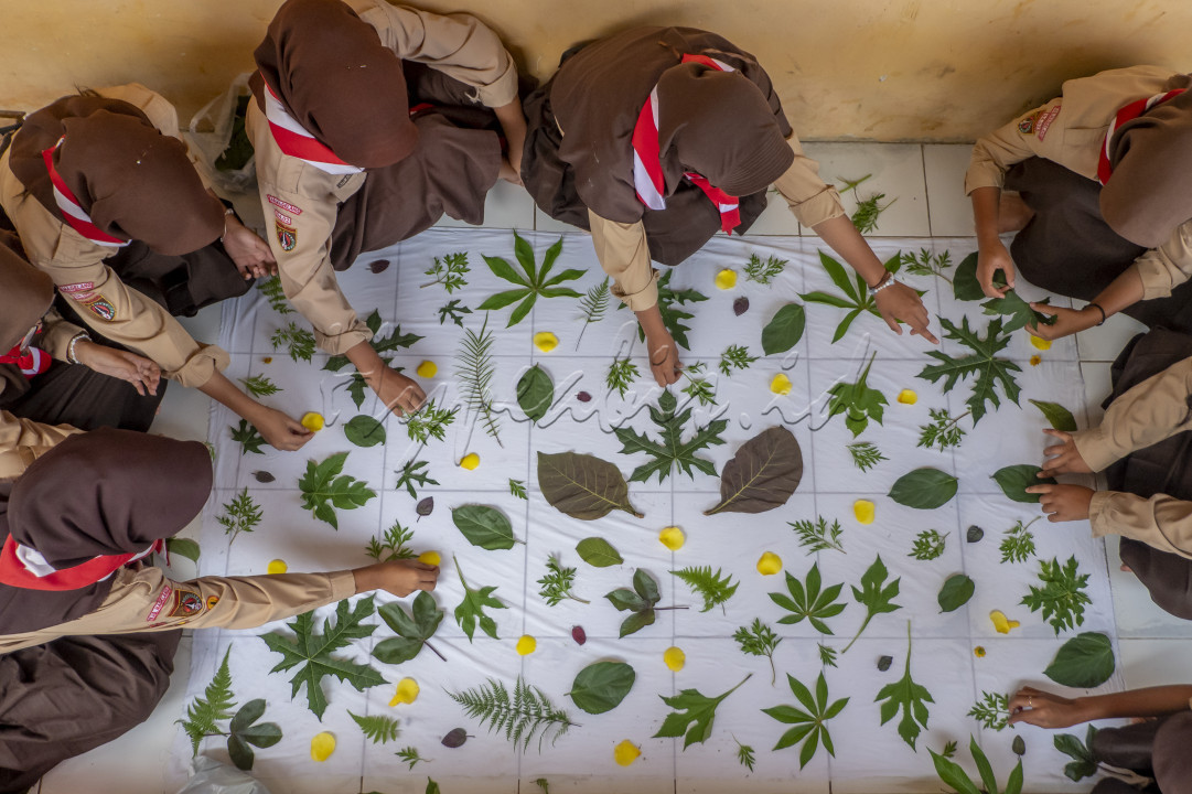 Batik adalah salah satu kekayaan budaya Indonesia. Batik Juga memiliki berbagai macam dan jenis aliran dan cara pembuatannya. Salah satu batik yang sedang tren sekarang adalah batik ecoprint, selain ramah lingkungan juga kebih mudah cara membuatnya. Untuk itu cara cara dan langkah pembuatannnya harus mulai dikenalkan sejak dini kepada anak anak melalui pendidikan di sekolah.&nbsp;